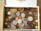 une boîte remplie de pièces de monnaie posée sur une table
