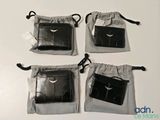 quatre sacs en cuir noir munis d'une fermeture éclair