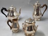 trois pièces en argent pour le thé et le café sur une table