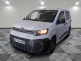 la camionnette blanche est garée sur un sol en damier dans le garage