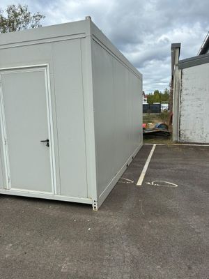 une photo d'un conteneur de stockage blanc dans un parking