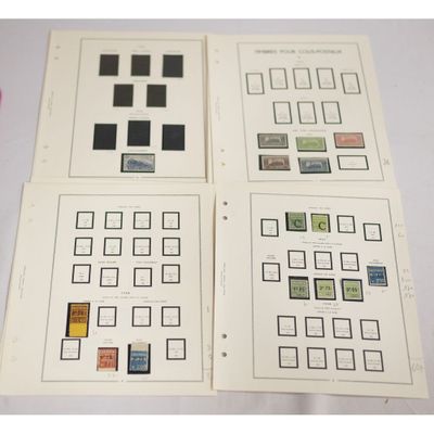 trois pages de timbres aux motifs variés posées sur une table