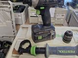 deux outils électriques posés sur des cartons dans un magasin