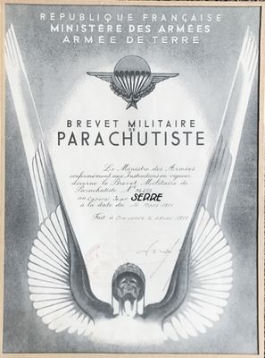 une vieille photo en noir et blanc représentant une affiche d'un parachute
