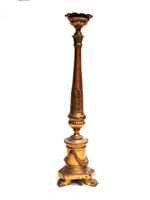 Pique cièrge en bois doré à fût tronconique à décor de feuil…