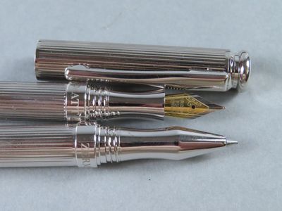 trois stylos posés les uns à côté des autres sur une table