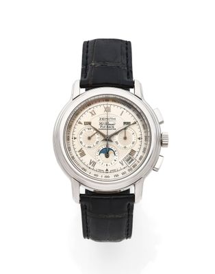 un gros plan d'une montre sur une surface blanche avec un fond blanc