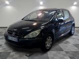 la photo d'une petite voiture noire garée dans un garage