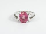 un gros plan d'une bague en tourmaline rose sur fond blanc