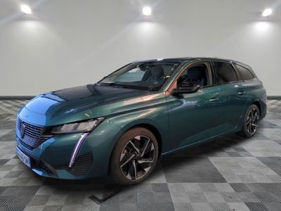 La nouvelle Toyota Mira hybride 2021 est exposée dans le showroom d'un concessionnaire Toyota.