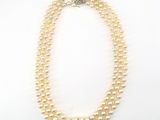 un collier de perles à double rang sur fond blanc