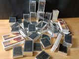 une pile de cartes posée sur une table, sur fond noir