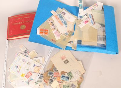 une boîte de timbres et un livre posés sur une table