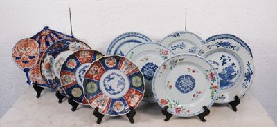 cinq assiettes posées sur un présentoir, chacune ornée d'un motif différent