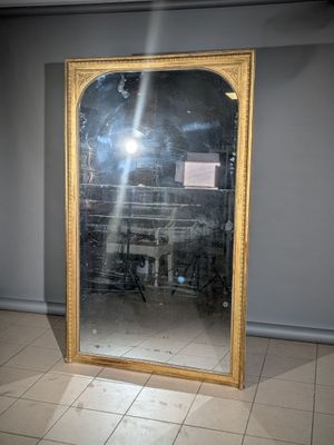 un grand miroir au milieu d'une pièce