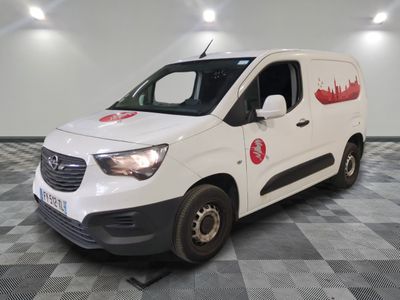 la photo d'une camionnette blanche garée dans une pièce