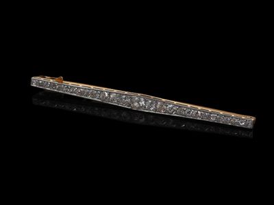 un gros plan d'un morceau de métal sur une surface noire