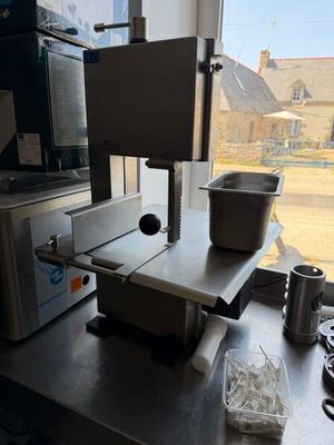 une machine posée sur une table près d'une fenêtre