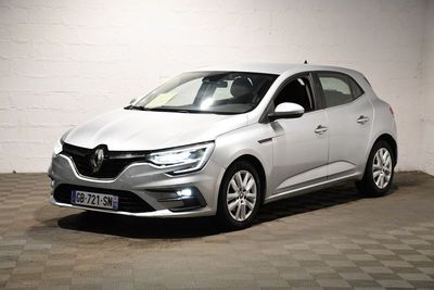 la voiture blanche est garée dans un garage dont le sol est recouvert de carreaux