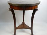 une image d'une petite table avec un plateau en marbre