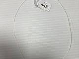 un gros plan d'un collier posé sur une table, avec une étiquette de prix
