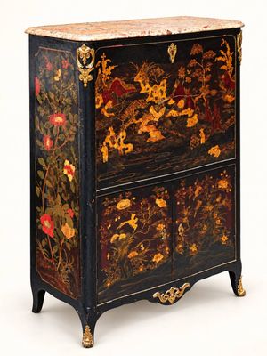 une photo d'une commode noire et dorée