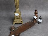 trois figurines assises sur une table