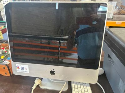 un écran d'ordinateur posé sur un bureau avec un clavier et une souris
