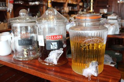 un bocal en verre contenant un liquide, posé sur une table