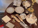 une table sur laquelle se trouvent de nombreux objets en argent