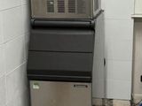 une photo d'une machine à glaçons professionnelle dans des toilettes publiques