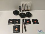 Produits de maquillage de la marque MAC disposés sur une table