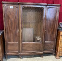 ARMOIRE en bois de style Louis XVI ouvrant par trois vantaux…