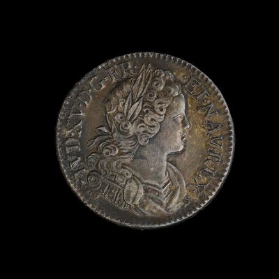 gros plan d'une pièce de monnaie sur fond noir