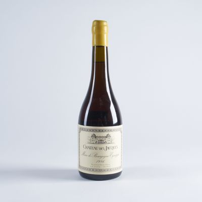 gros plan d'une bouteille de vin sur une surface blanche