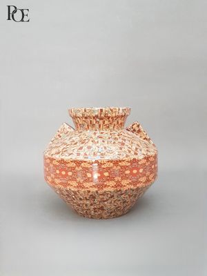 un petit vase posé sur une table