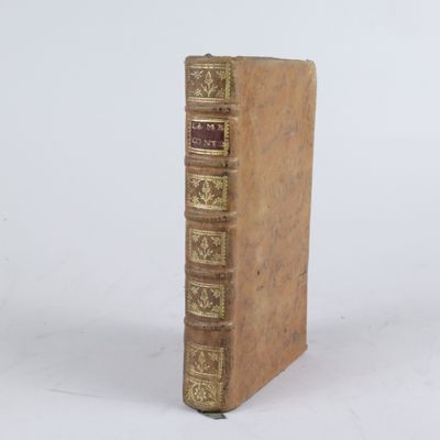 un vieux livre posé sur une surface blanche