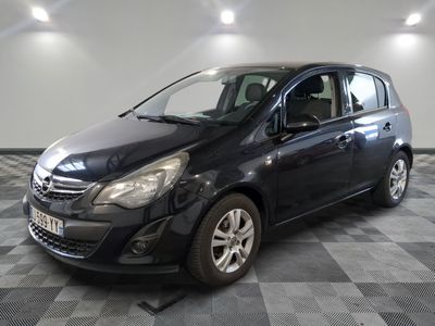 la photo d'une voiture noire garée dans un garage
