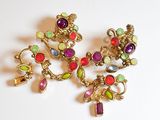 une photo montrant un assortiment de bijoux posés sur une surface blanche