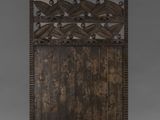 une vieille porte en bois ornée de sculptures sur la face avant et les côtés