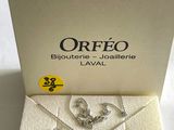 une boîte contenant un collier, un bracelet et une bague