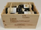 trois bouteilles de vin dans un coffret en bois sur une table