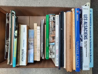 une boîte pleine de livres posée sur le sol