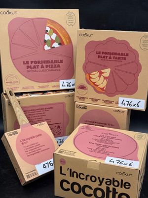 quatre boîtes de chocolats sont empilées les unes sur les autres