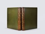 un livre vert avec des lettres dorées sur la couverture