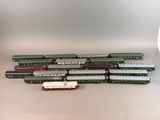 un grand nombre de trains miniatures posés sur une table