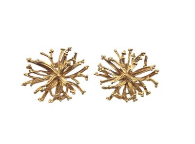 paire de boucles d'oreilles plaquées or avec un motif floral
