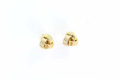 une paire de boucles d'oreilles en or jaune ornées d'un motif en nœud