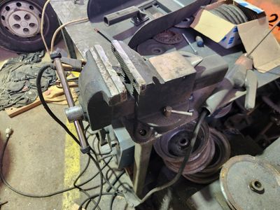 une machine posée sur le sol dans le garage