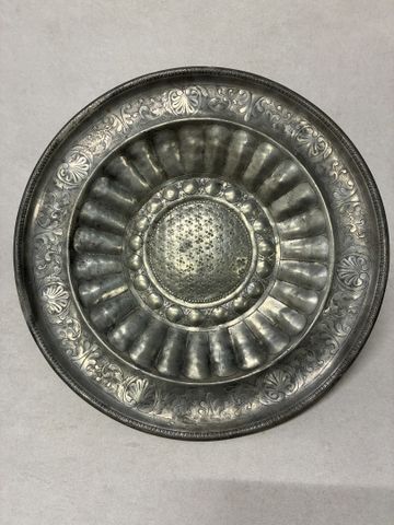Plat à offrande à ombilic en étain repoussé et ciselé sur l’aile 